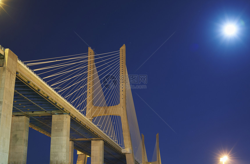 晚上葡萄牙里斯本的桥图片