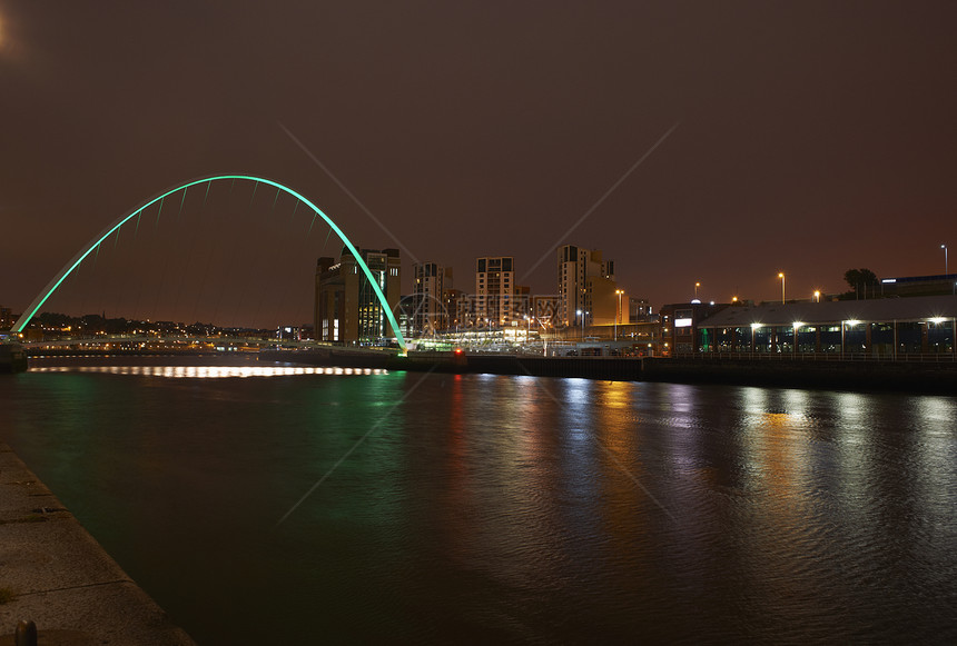 夜晚联合王国千年桥之景NewcastleonTyne图片