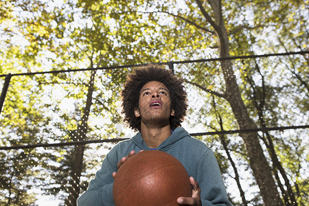 青年男子打篮球图片