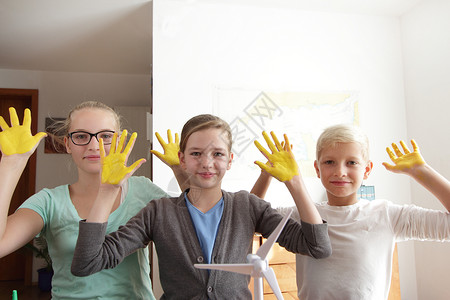 手湛黄色颜料的学生们背景图片