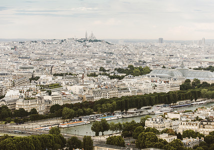 从法国巴黎埃菲尔铁塔顶部向蒙马特和圣心方向看去图片
