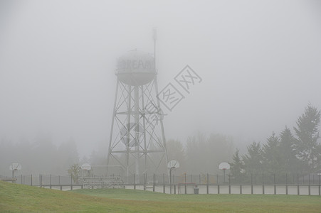 薄雾天的水塔图片