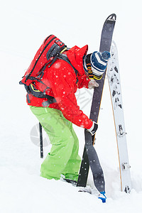男人在滑雪时滑雪板脱皮图片