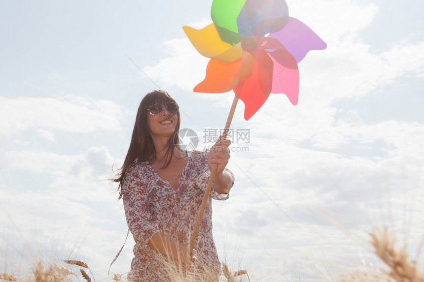 拿着风车的中年女人图片