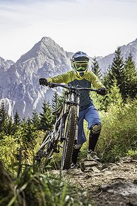 青年妇女驾驶山地自行车图片