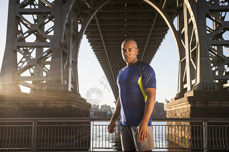 站在桥下锻炼的男人背景图片