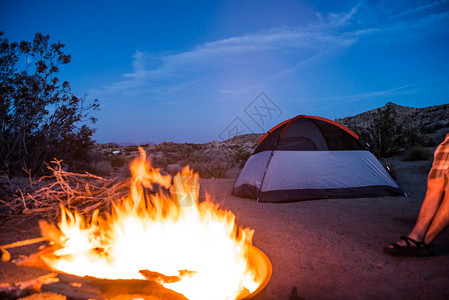 美国加利福尼亚公园露营地的篝火和一双腿高清图片