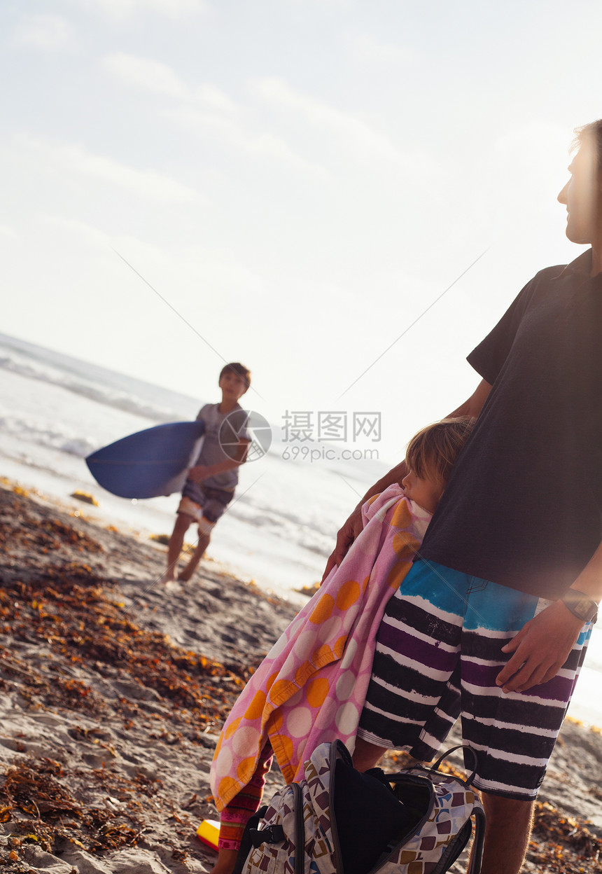 父亲和孩子们享受美国加利福尼亚恩西塔海滩的风景图片