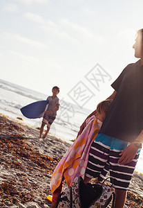 父亲和孩子们享受美国加利福尼亚恩西塔海滩的风景T恤高清图片素材