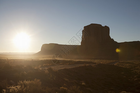 美国亚利桑那州纳瓦霍古迹谷日出图片