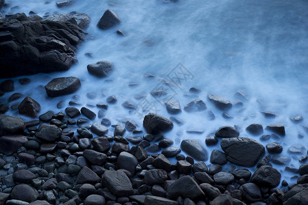 海边石块和岩石图片