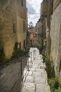 马耳他典型狭窄的山坡街道楼梯图片