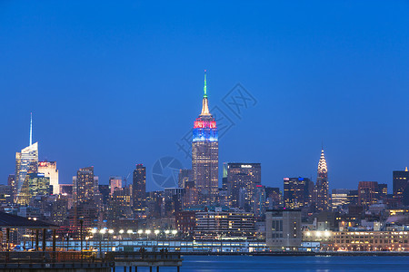 黄昏时的海滨与纽约天际图建筑高清图片素材