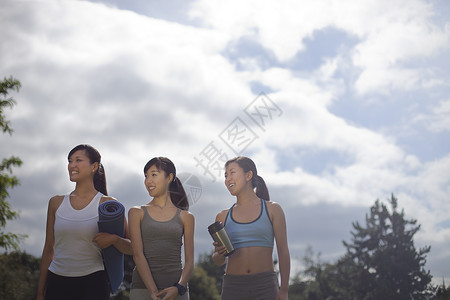 三名年轻妇女准备在公园做瑜伽城市生活高清图片素材