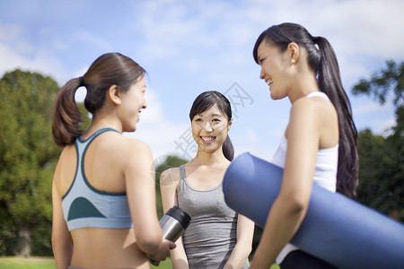 三名年轻妇女准备在公园做瑜伽练习平静的高清图片素材