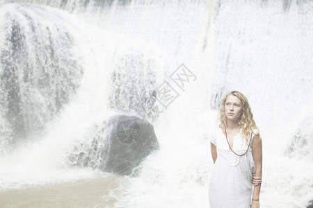 少女站在瀑布边背景图片