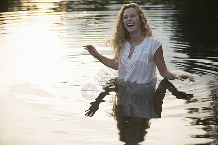 少女开心的在河里走着图片