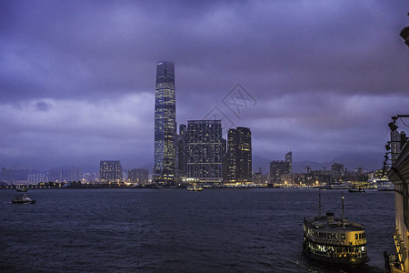 香港夜间的城市和渡轮图片