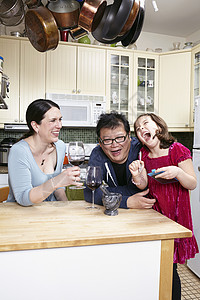 一家人在厨房开心的聊天图片