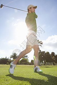 年轻男打高尔夫球图片