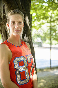 公园女篮球运动员的肖像图片