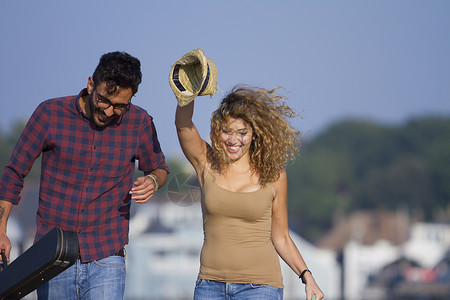 年轻情侣笑女人戴着帽子图片