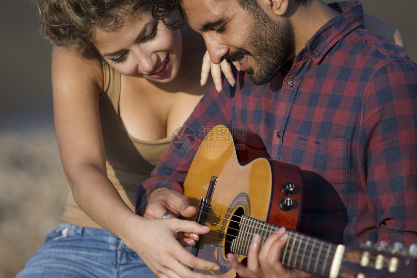 年轻夫妇一起弹吉他图片