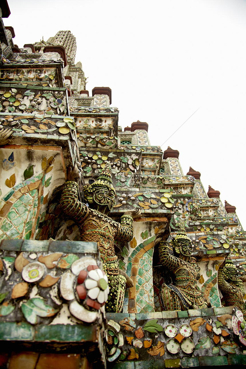 泰国曼谷带有雕像的神庙屋顶图片