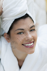 穿着浴袍和头巾的年轻女性图片