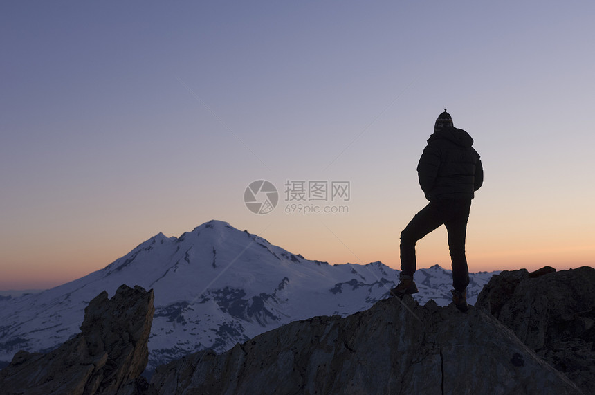 美国华盛顿北卡斯德公园Shuksan山硫化冰川上层的男登山者图片