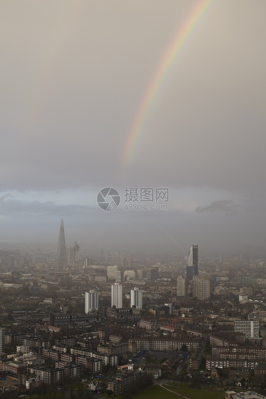 英国伦敦上空彩虹的中景象图片