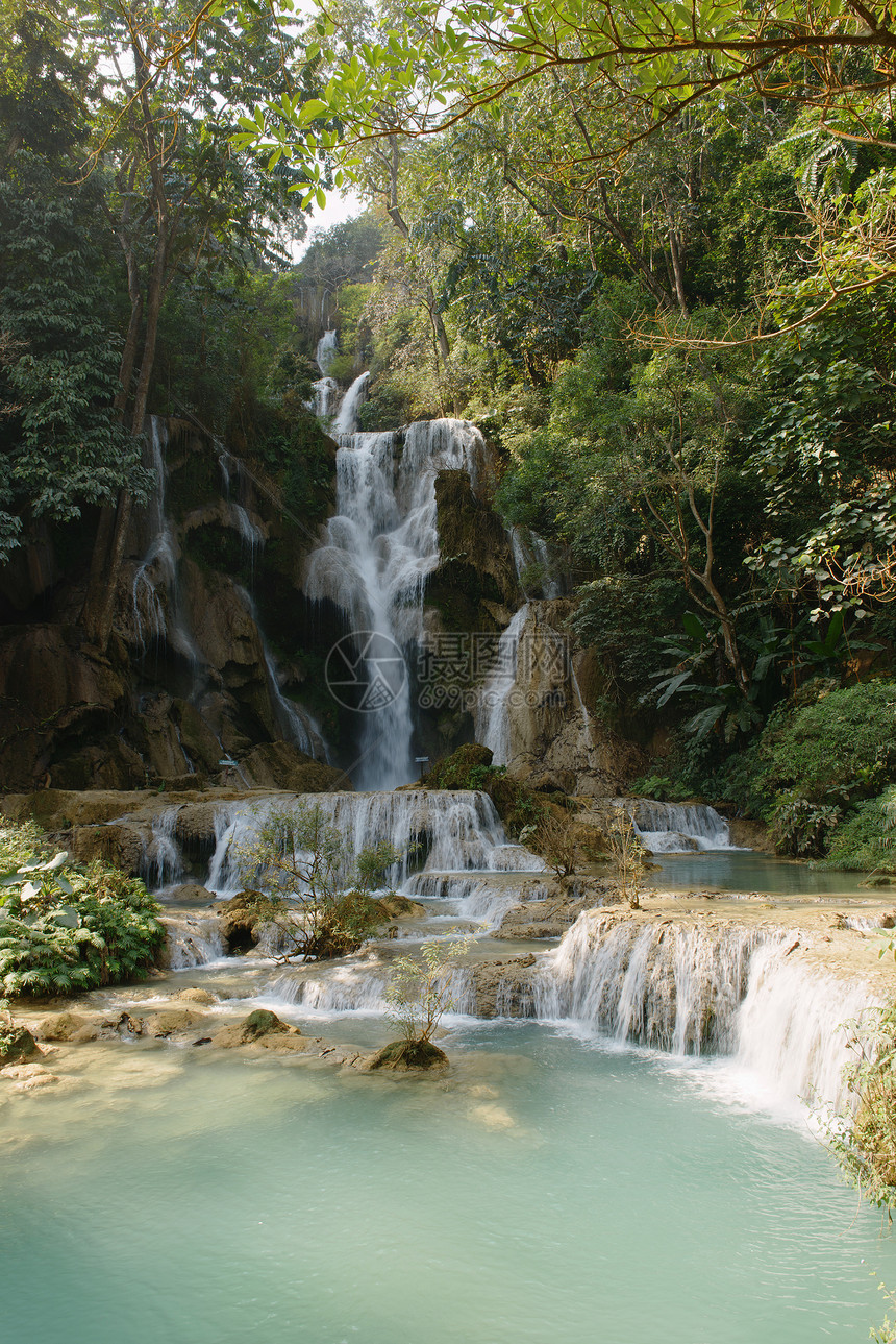 落瀑岩池风光图片