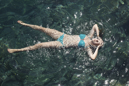 女孩在海里仰泳图片