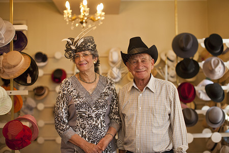 女帽传统毫纳店的老年夫妇肖像背景