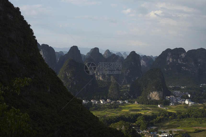 永休利姆岩峰图片