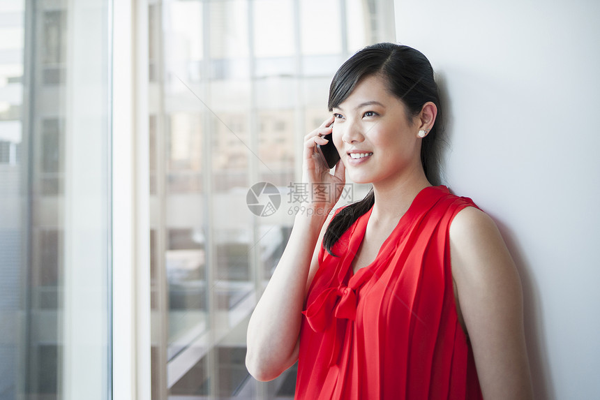 在办公室用手机聊天的女青年图片