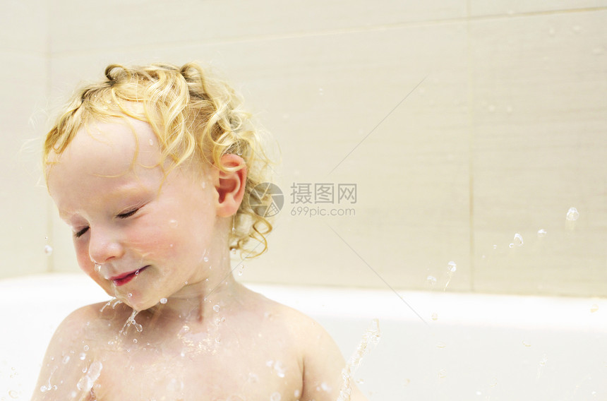 男孩在洗澡时玩图片