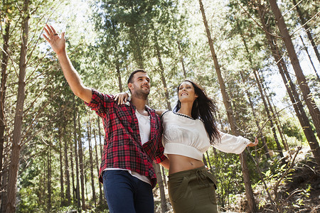 年轻夫妇在森林里伸展手臂西开普省高清图片素材