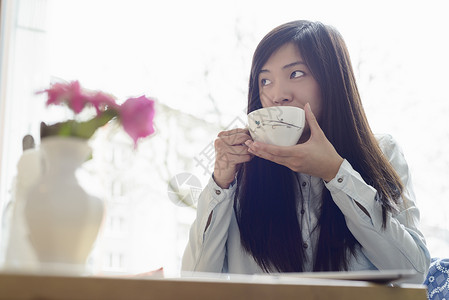 女人喝茶来放松背景图片