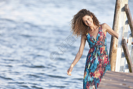 女青年站在码头上微笑图片