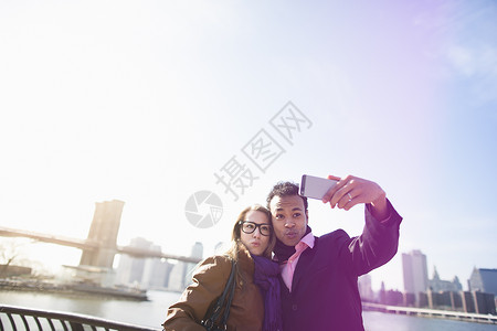 年轻夫妇在美国纽约自拍旅游业高清图片素材