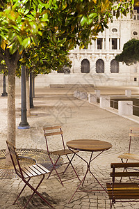 在葡萄牙波尔多的AvenidadodsAliandos的桌子和椅图片