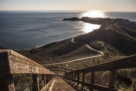 美国加利福尼亚州旧金山日落时的海岸和楼梯图片