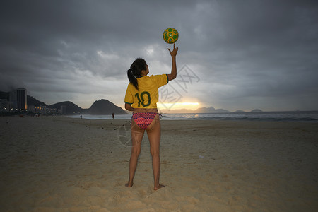 巴西里约热内卢科帕卡巴纳海滩手指上平衡足球的成年女性图片