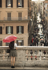撑着雨伞等候的年轻女性图片