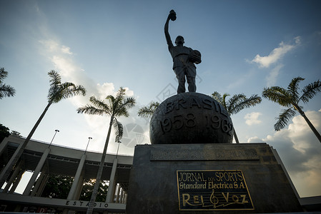 巴西里约热内卢足球场外的雕像背景图片