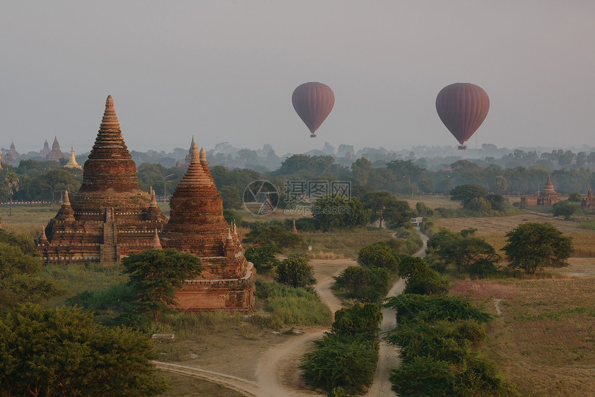 日出时热气球和缅甸巴根寺庙图片