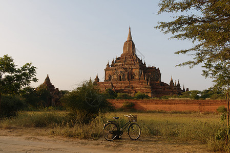 缅甸巴根苏拉马尼寺庙外的自行车图片