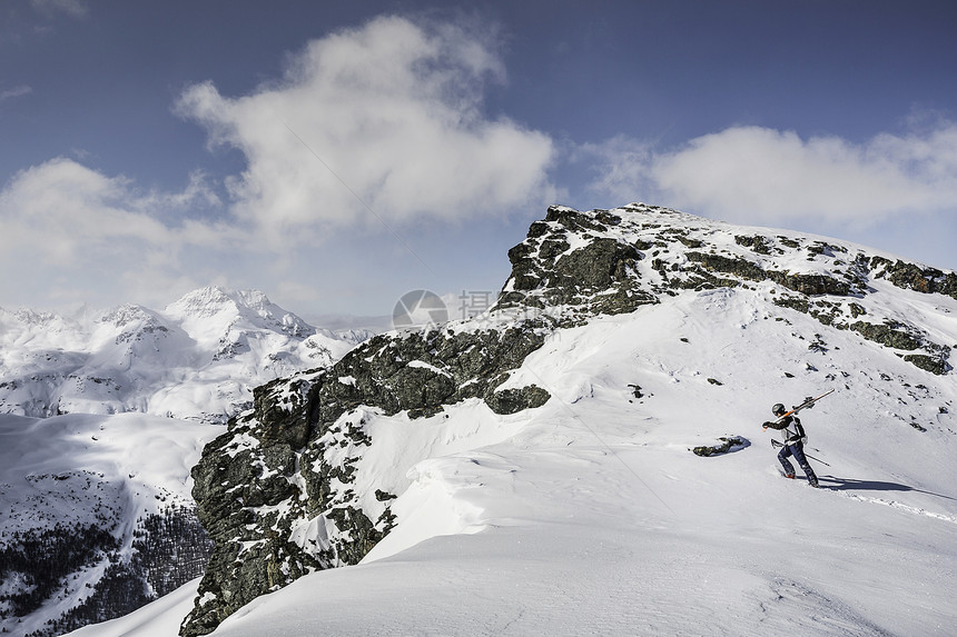 准备步行到山顶的成年男性滑雪者图片