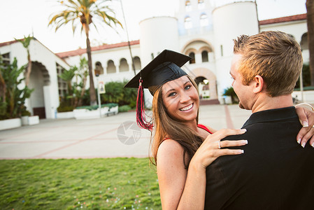 男人抱着女毕业生背景图片
